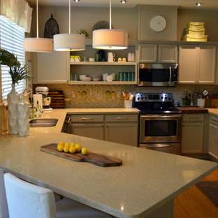 Ispirazione per una cucina american style di medie dimensioni con lavello a doppia vasca, ante beige, paraspruzzi beige, paraspruzzi con piastrelle a listelli, elettrodomestici in acciaio inossidabile, pavimento in legno massello medio, nessuna isola, ante con riquadro incassato e top alla veneziana
