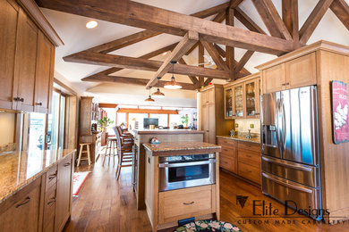 Exempel på ett stort rustikt kök, med skåp i shakerstil, skåp i mellenmörkt trä, granitbänkskiva, vitt stänkskydd, rostfria vitvaror, mellanmörkt trägolv och en köksö