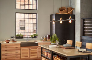 Inspiration for a kitchen remodel in Chicago with a farmhouse sink
