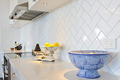 Foto di una grande cucina tradizionale con nessun'anta, ante bianche, paraspruzzi bianco, paraspruzzi in gres porcellanato e parquet scuro