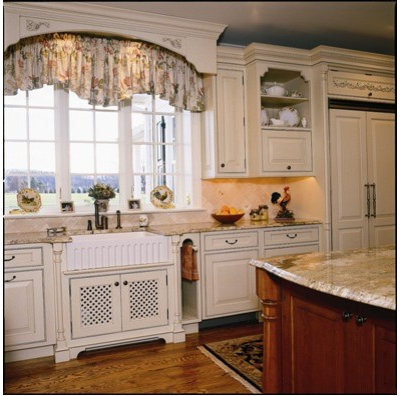 Traditional Kitchen by Superior Woodcraft, Inc.