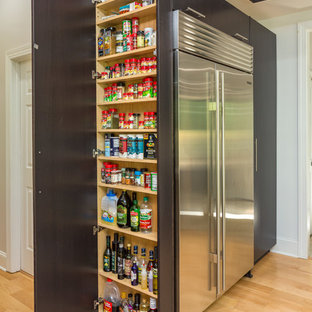 Immagine di una grande cucina contemporanea con lavello sottopiano, ante lisce, ante in legno bruno, top in quarzo composito, paraspruzzi bianco, paraspruzzi con piastrelle di vetro, elettrodomestici in acciaio inossidabile, parquet chiaro e top bianco
