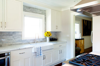 Стильный дизайн: кухня в стиле неоклассика (современная классика) с серым фартуком - последний тренд