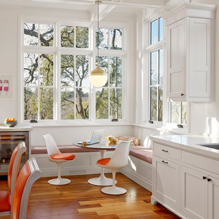 Foto de cocina comedor campestre con armarios estilo shaker, puertas de armario blancas y suelo de madera en tonos medios