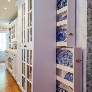 Idee per una grande cucina tradizionale con ante di vetro, ante bianche, top piastrellato, paraspruzzi bianco, paraspruzzi in gres porcellanato e elettrodomestici bianchi