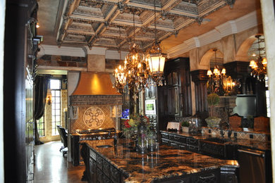 Zweizeilige, Große Mediterrane Küche mit Landhausspüle, dunklen Holzschränken, Küchengeräten aus Edelstahl, Travertin und Kücheninsel in Austin