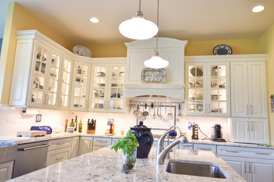 ワシントンD.C.にあるトラディショナルスタイルのおしゃれなキッチン (エプロンフロントシンク、ガラス扉のキャビネット、白いキャビネット、御影石カウンター、白いキッチンパネル、セラミックタイルのキッチンパネル、シルバーの調理設備、磁器タイルの床) の写真