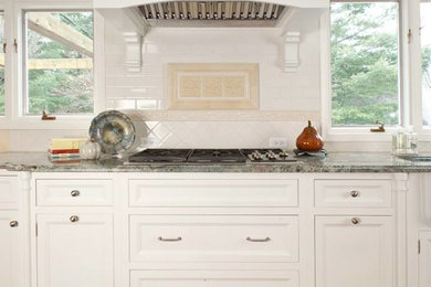 Exempel på ett stort klassiskt kök, med en rustik diskho, skåp i shakerstil, vita skåp, granitbänkskiva, beige stänkskydd, stänkskydd i stenkakel, integrerade vitvaror, mörkt trägolv och en halv köksö