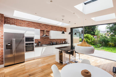 This is an example of a large modern kitchen in London.