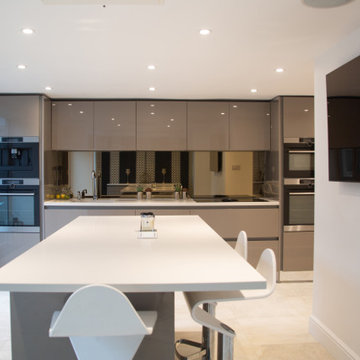 Rearrange display kitchen in glossy calm modern finish