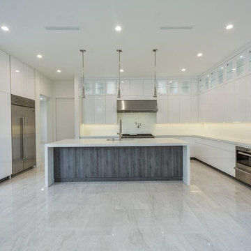 White Gloss Custom Cabinets for New Home Construction