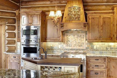 Example of a mid-sized mountain style u-shaped medium tone wood floor and brown floor enclosed kitchen design in New York with an undermount sink, shaker cabinets, medium tone wood cabinets, granite countertops, multicolored backsplash, stone tile backsplash, stainless steel appliances and an island