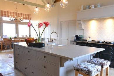 На фото: кухня в стиле кантри с с полувстраиваемой мойкой (с передним бортиком) и белым фартуком