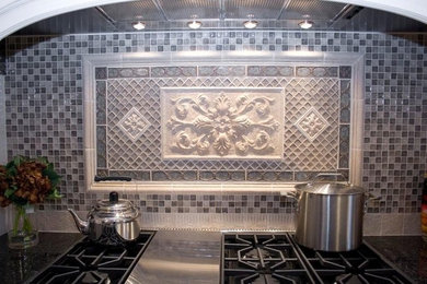 Cette photo montre une cuisine américaine linéaire chic avec des portes de placard blanches et une crédence multicolore.