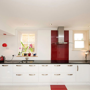 Red accent continues behind the extractor