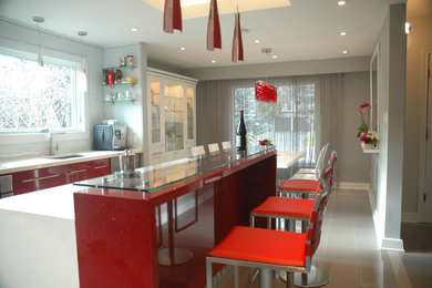 Imagen de cocina actual con encimera de cuarzo compacto y puertas de armario rojas