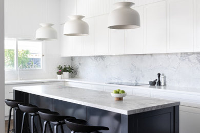 Idéer för att renovera ett stort funkis grå grått l-kök, med en integrerad diskho, skåp i shakerstil, vita skåp, marmorbänkskiva, grått stänkskydd, stänkskydd i marmor, svarta vitvaror, mörkt trägolv, en köksö och brunt golv
