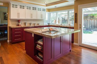 Kitchen - mid-sized traditional l-shaped dark wood floor kitchen idea in San Francisco with shaker cabinets, white cabinets, granite countertops, beige backsplash and an island