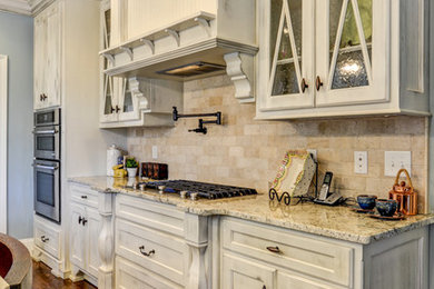 シャーロットにある高級な中くらいなトラディショナルスタイルのおしゃれなキッチン (エプロンフロントシンク、ベージュキッチンパネル、石タイルのキッチンパネル、シルバーの調理設備、濃色無垢フローリング) の写真