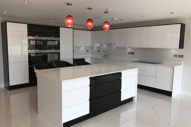 Remo Handleless White Gloss and Black Gloss Kitchen with Siemens Appliances