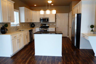 Eat-in kitchen - mid-sized mid-century modern l-shaped medium tone wood floor and brown floor eat-in kitchen idea in Other with an undermount sink, shaker cabinets, white cabinets, quartzite countertops, gray backsplash, ceramic backsplash, stainless steel appliances and an island