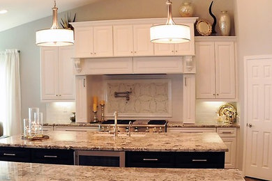 フェニックスにある高級な広いトラディショナルスタイルのおしゃれなキッチン (シングルシンク、レイズドパネル扉のキャビネット、白いキャビネット、御影石カウンター、白いキッチンパネル、セラミックタイルのキッチンパネル、シルバーの調理設備、磁器タイルの床) の写真