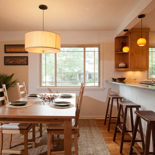 Imagen de cocina comedor actual con puertas de armario de madera oscura