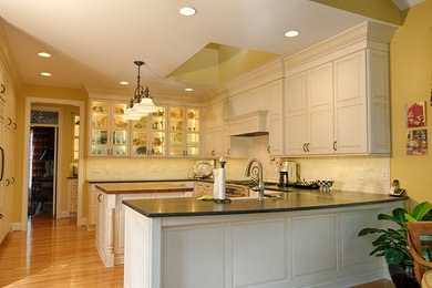 Example of a classic kitchen design in Raleigh
