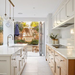Esempio di una cucina parallela chic con lavello stile country, ante in stile shaker, ante in legno scuro, paraspruzzi bianco, isola, pavimento beige e top bianco