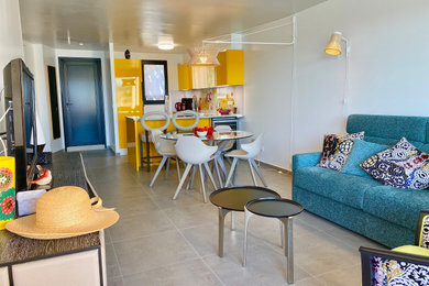 Exemple d'une cuisine ouverte moderne en U de taille moyenne avec un placard à porte affleurante, des portes de placard jaunes, plan de travail en marbre, aucun îlot et un plan de travail gris.