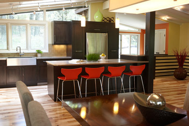 Immagine di una cucina minimalista di medie dimensioni con ante lisce, ante in legno scuro e pavimento in gres porcellanato
