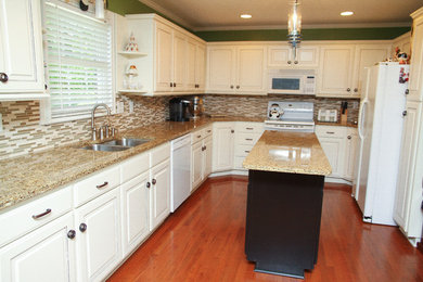Example of a classic kitchen design in Charleston with an island