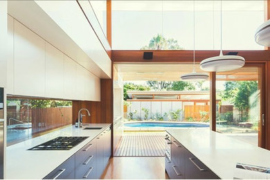 Imagen de cocina lineal actual grande abierta con fregadero bajoencimera y una isla