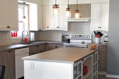 モントリオールにある低価格の小さなビーチスタイルのおしゃれなキッチン (シングルシンク、シェーカースタイル扉のキャビネット、白いキャビネット、ラミネートカウンター、白いキッチンパネル、ボーダータイルのキッチンパネル、白い調理設備) の写真