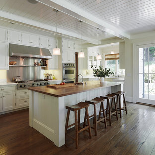 Foto di una cucina classica con elettrodomestici in acciaio inossidabile, top in legno, ante bianche, ante in stile shaker, paraspruzzi a effetto metallico, paraspruzzi con piastrelle di metallo, lavello sottopiano e parquet scuro