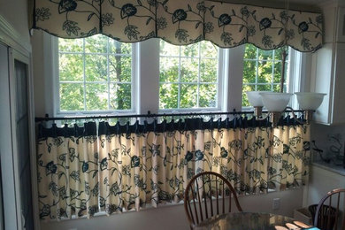 Elegant kitchen photo in Cincinnati