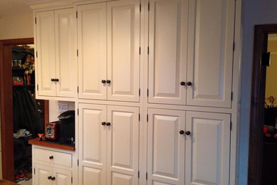 Imagen de cocinas en L clásica de tamaño medio con armarios con paneles con relieve y puertas de armario blancas