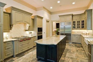 Foto på ett avskilt, mellanstort vintage u-kök, med en rustik diskho, luckor med upphöjd panel, gröna skåp, marmorbänkskiva, vitt stänkskydd, stänkskydd i porslinskakel, rostfria vitvaror, skiffergolv och en köksö