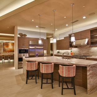 Foto de cocina en L, contemporánea, extra grande, cerrada, con fregadero bajoencimera, armarios con paneles lisos, encimera de granito, salpicadero de losas de piedra, electrodomésticos de acero inoxidable, suelo de baldosas de porcelana, una isla, puertas de armario de madera oscura, salpicadero beige y suelo beige