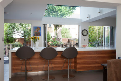 ロンドンにある広いコンテンポラリースタイルのおしゃれなキッチンの写真
