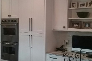 Imagen de cocina clásica renovada con armarios con paneles empotrados