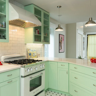 Immagine di una cucina chic di medie dimensioni con ante in stile shaker, ante verdi, paraspruzzi bianco, paraspruzzi con piastrelle diamantate, elettrodomestici bianchi, penisola, lavello stile country, top in quarzo composito e pavimento in gres porcellanato