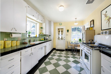 ロサンゼルスにあるミッドセンチュリースタイルのおしゃれなキッチンの写真