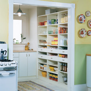 Inspiration för ett mellanstort shabby chic-inspirerat linjärt skafferi, med öppna hyllor, vita skåp, träbänkskiva, vita vitvaror och målat trägolv