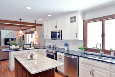 Example of a classic u-shaped eat-in kitchen design in Chicago with an island
