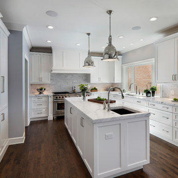 Rich White/Grey Natural Stone Highlights Cabinetry