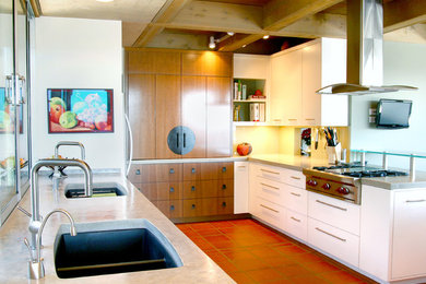 Idéer för ett mellanstort modernt kök, med en undermonterad diskho, släta luckor, vita skåp, bänkskiva i betong, grönt stänkskydd, glaspanel som stänkskydd, rostfria vitvaror, klinkergolv i terrakotta, en halv köksö och rosa golv