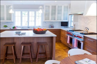 ニューヨークにある高級な広いトランジショナルスタイルのおしゃれなキッチン (ガラス扉のキャビネット、白いキャビネット、大理石カウンター、白いキッチンパネル、石スラブのキッチンパネル、シルバーの調理設備、無垢フローリング) の写真