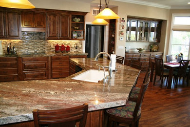 Kitchen - traditional kitchen idea in Sacramento