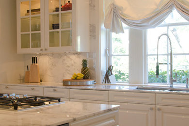Foto di una piccola cucina classica con lavello sottopiano, ante con bugna sagomata, ante bianche, top in marmo, paraspruzzi bianco, paraspruzzi in lastra di pietra, elettrodomestici colorati e parquet chiaro